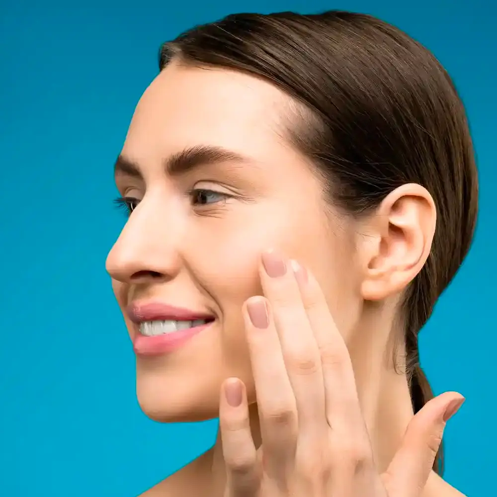 Femme affichant une peau lisse après épilation du visage.
