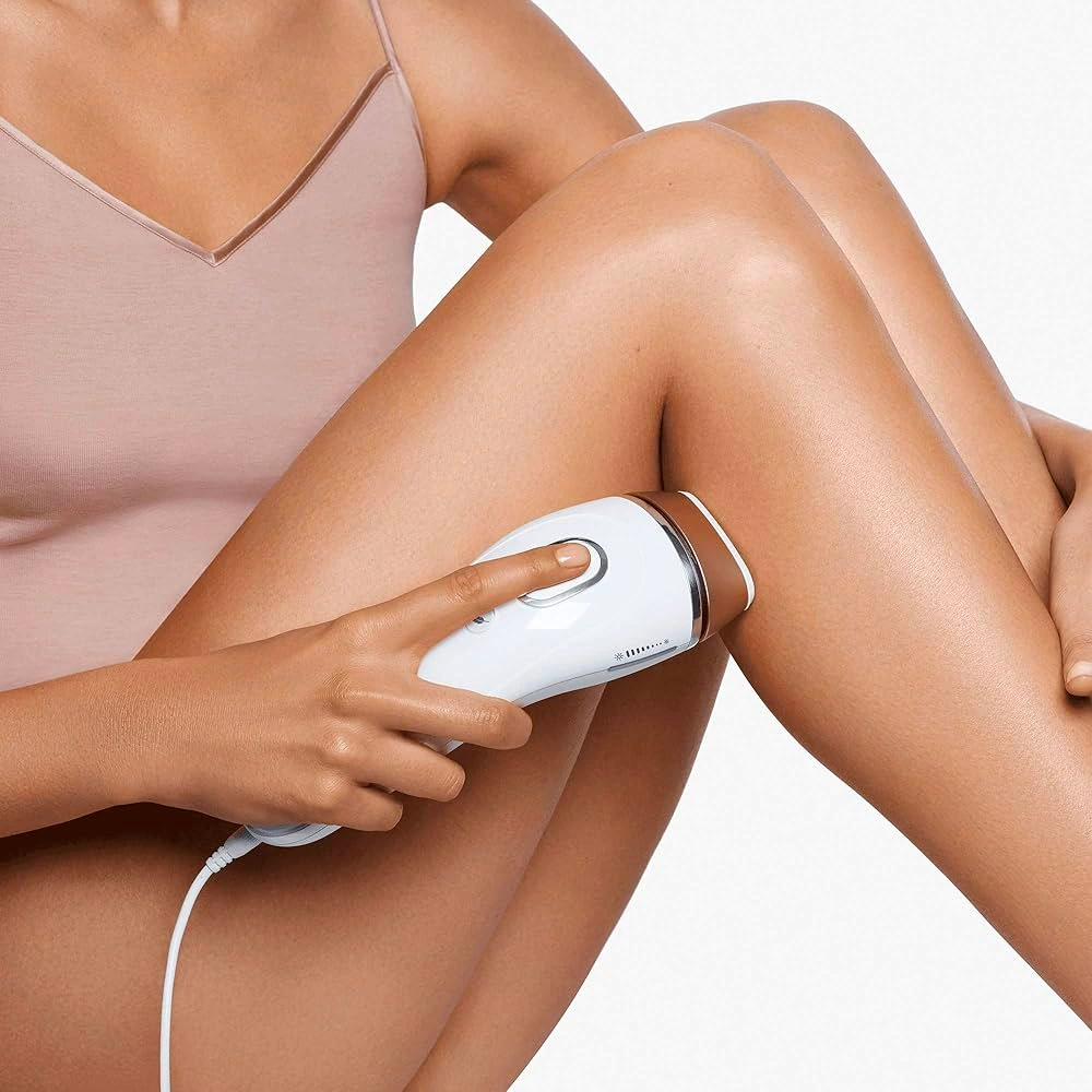 Jambes soignées avec machine à lumière pulsée.